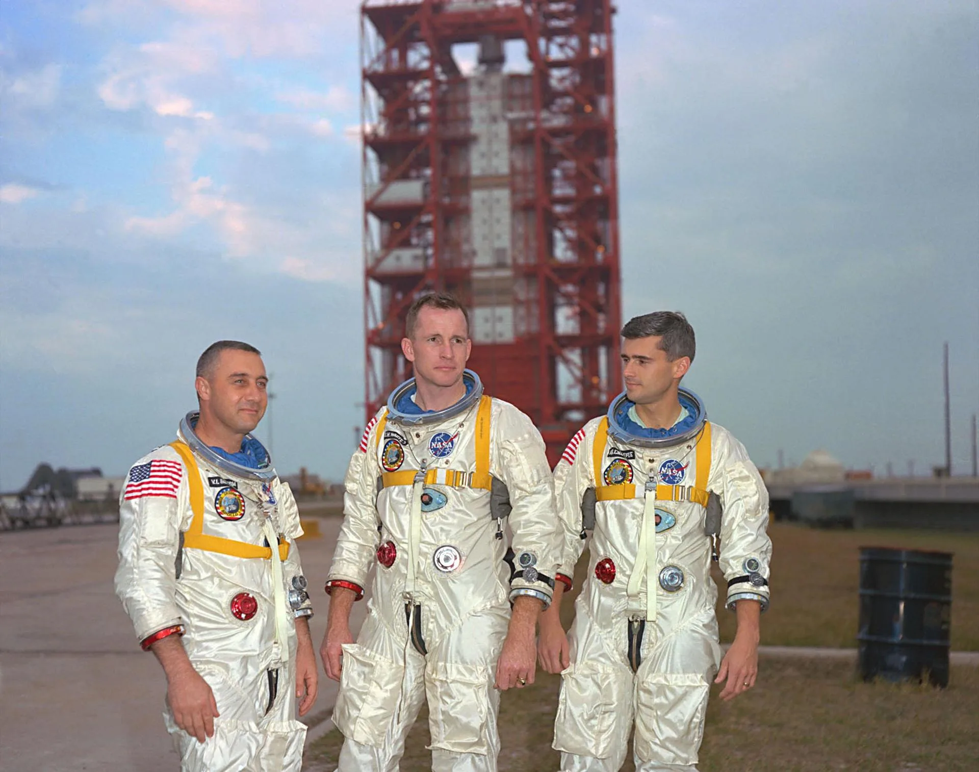 De izquierda a derecha, los astronautas de la misión Apolo Saturno 204 (Apolo 1), Gus Grissom, Ed White y Roger Chaffee.
