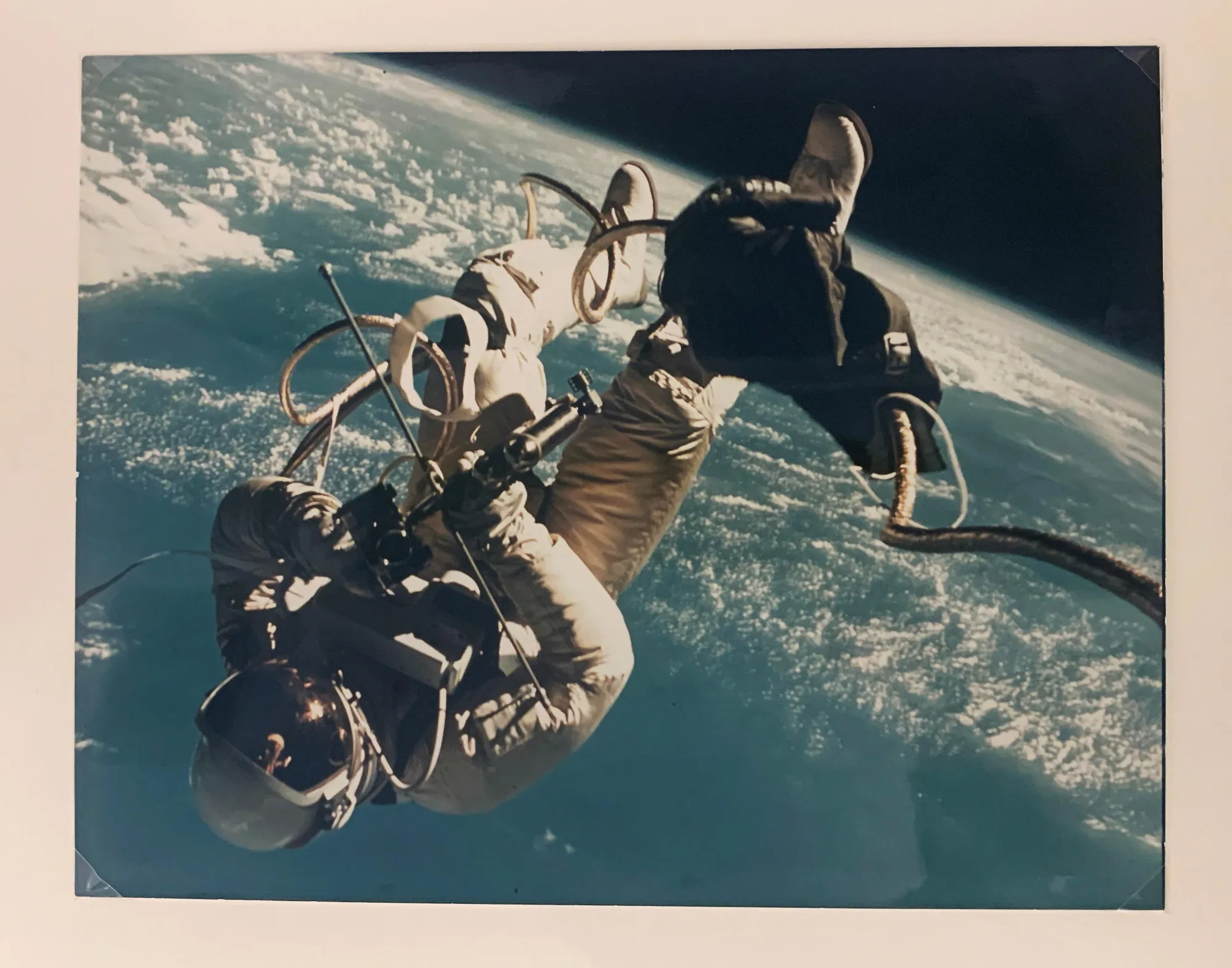 El 3 de junio de 1965, a más de 300 kilómetros sobre la Tierra, el astronauta Ed White abrió la escotilla de la cápsula Gemini 4 y salió al vacío del espacio.