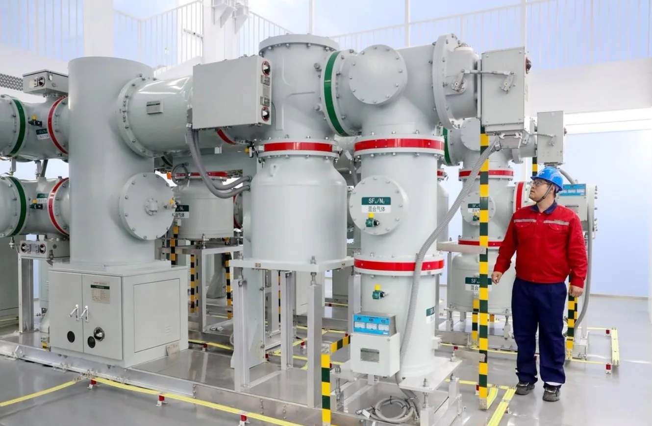 Imagen del interior de la estación de energía prefabricada china, donde se muestran los transformadores y tanques.