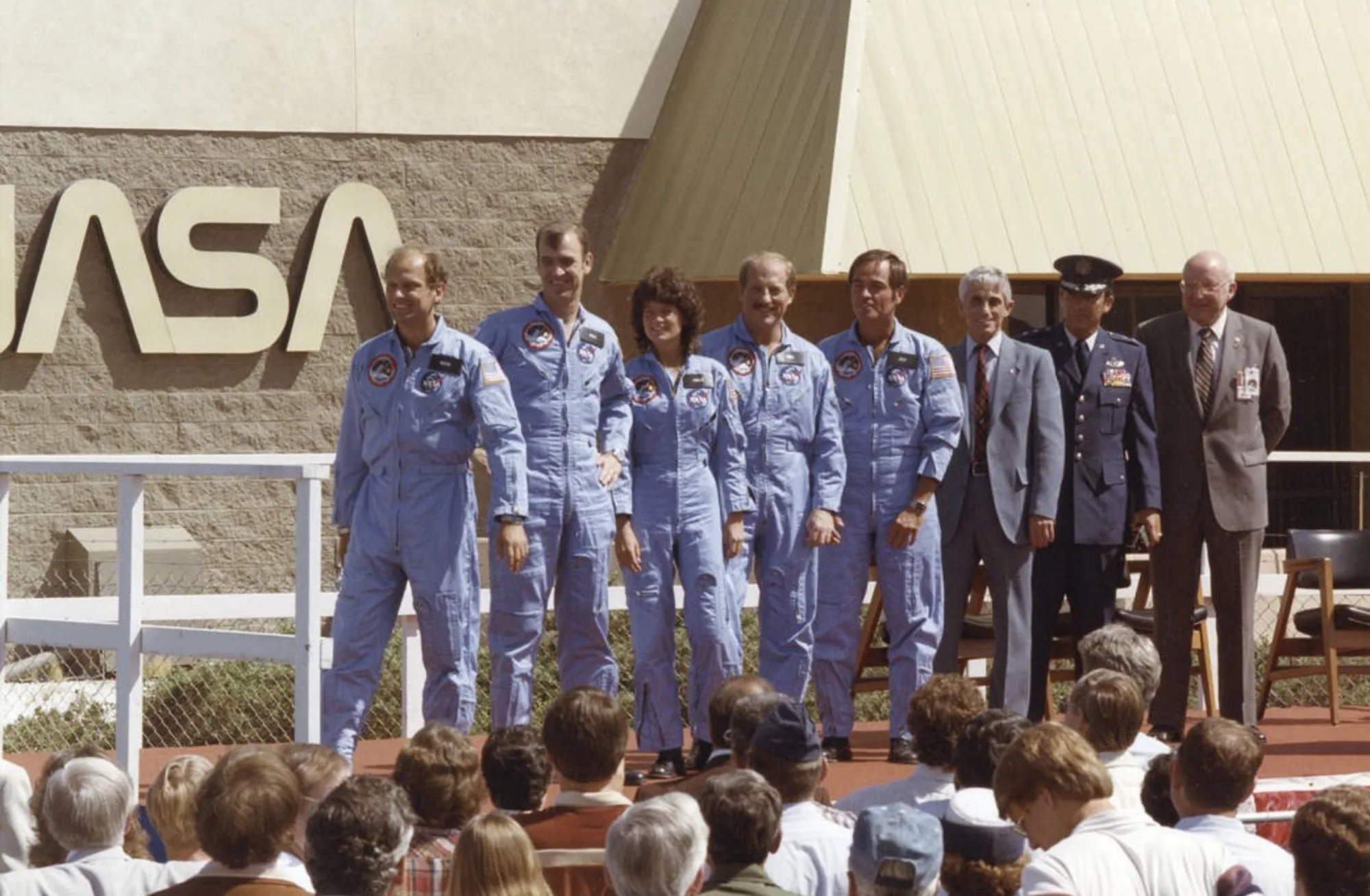 Imagen de los astronautas de la NASA enviados a la misión STS7, donde Sally Ride se convirtió en la primera mujer estadounidense en viajar al espacio.