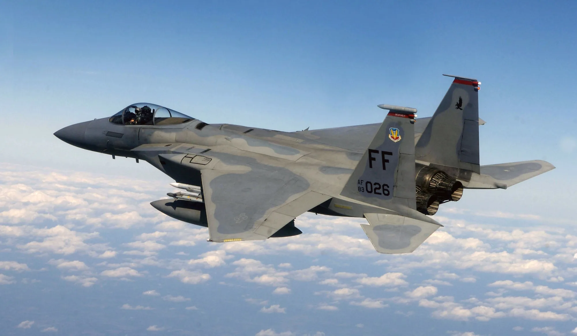 Un F-15 Eagle del 71.° Escuadrón de Caza en la Base Aérea de Langley, Virginia, realiza una misión de patrulla aérea el 7 de octubre sobre Washington D.C.