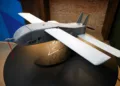 Maqueta del dron MTO Toutatis presentada en la feria de defensa Eurosatory: se trata de una munición merodeadora teledirigida diseñada por la empresa de tecnología de defensa Thales, que será producida por el grupo Renault.