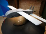 Maqueta del dron MTO Toutatis presentada en la feria de defensa Eurosatory: se trata de una munición merodeadora teledirigida diseñada por la empresa de tecnología de defensa Thales, que será producida por el grupo Renault.
