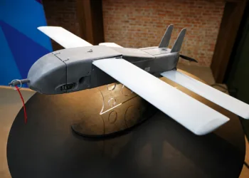 Maqueta del dron MTO Toutatis presentada en la feria de defensa Eurosatory: se trata de una munición merodeadora teledirigida diseñada por la empresa de tecnología de defensa Thales, que será producida por el grupo Renault.