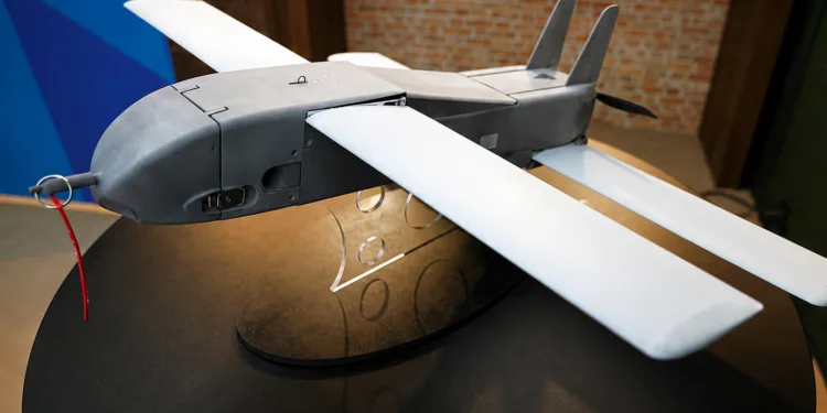 Maqueta del dron MTO Toutatis presentada en la feria de defensa Eurosatory: se trata de una munición merodeadora teledirigida diseñada por la empresa de tecnología de defensa Thales, que será producida por el grupo Renault.