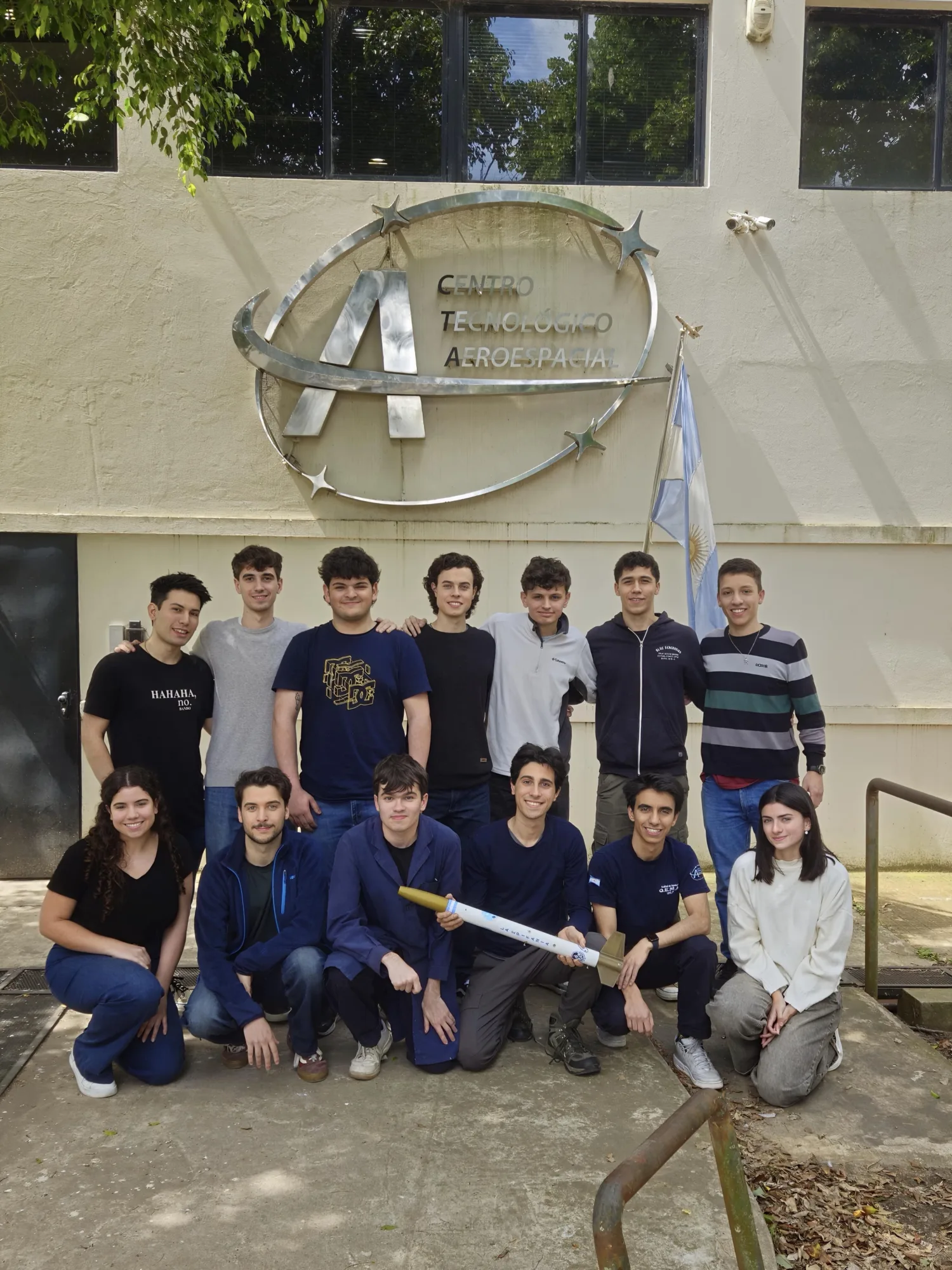 El Grupo de Cohetería Experimental (GCE) de la UNLP es un equipo integrado por estudiantes de ingeniería aeroespacial que diseña, fabrica, ensaya y lanza cohetes experimentales completos.