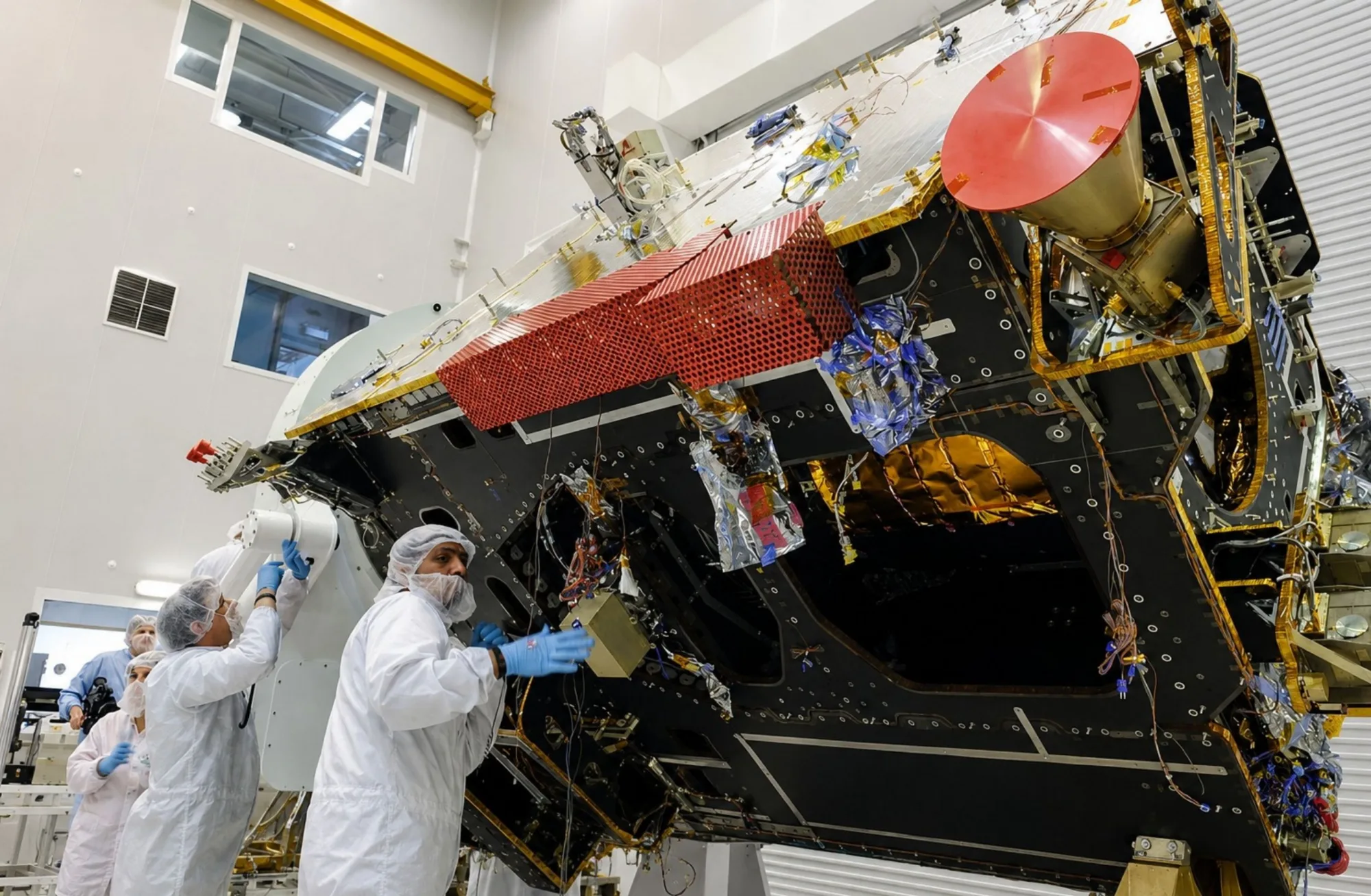 Profesionales de INVAP durante el desarrollo del satélite de telecomunicaciones ARSAT.