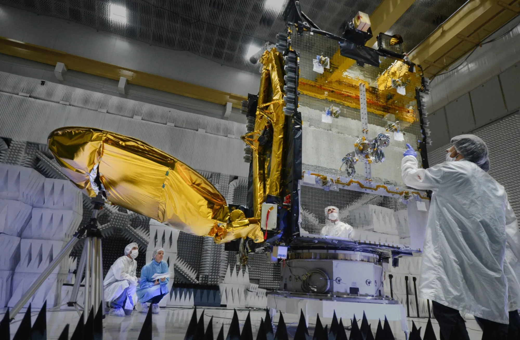 Profesionales de INVAP trabajando sobre el satélite de telecomunicaciones ARSAT en la cámara semi anecóica.