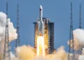 China acelera su competencia espacial con EE.UU. con dos nuevos lanzamientos satelitales.