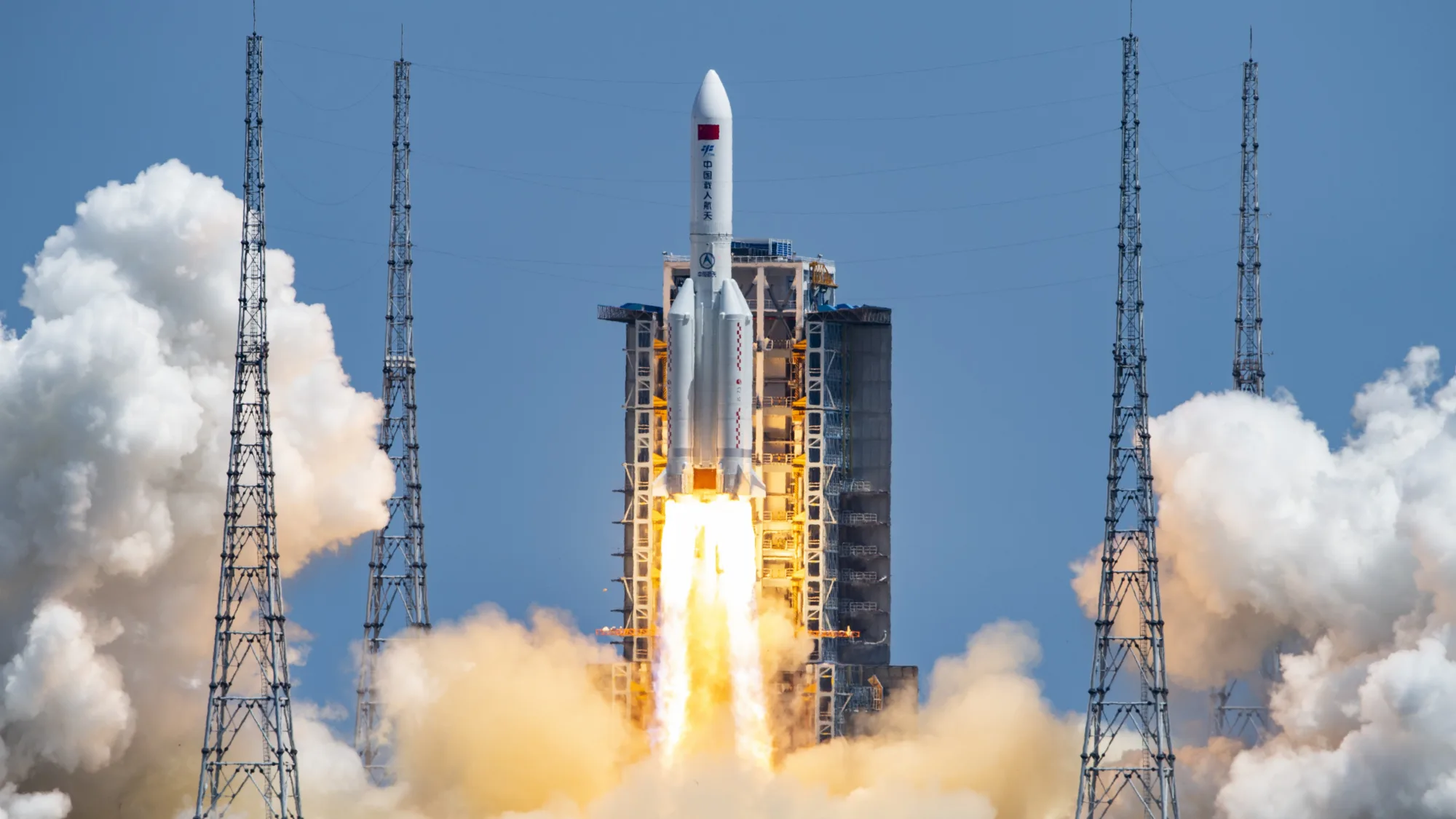 China acelera su competencia espacial con EE.UU. con dos nuevos lanzamientos satelitales.