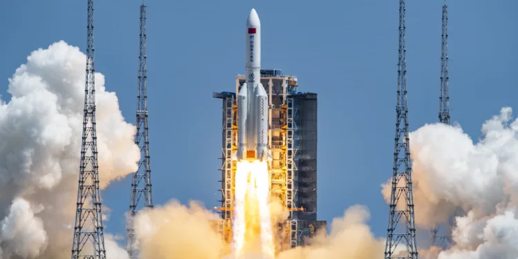 China acelera su competencia espacial con EE.UU. con dos nuevos lanzamientos satelitales.