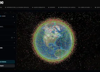 Científicos e ingenieros de la UNLP lanzaron MIRA, una plataforma para monitorear basura espacial y anticipar reingresos atmosféricos.