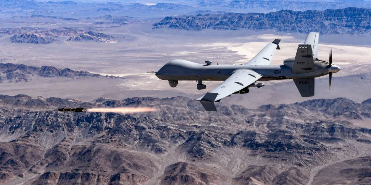 El MQ-9 Reaper suele aparecer entre los drones más peligrosos del mundo porque combina vigilancia de largo alcance, autonomía prolongada y capacidad de ataque de precisión.