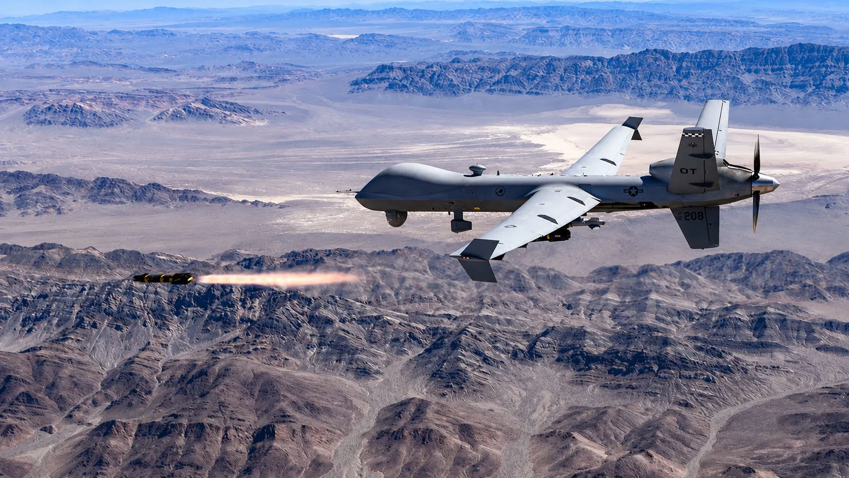 El MQ-9 Reaper suele aparecer entre los drones más peligrosos del mundo porque combina vigilancia de largo alcance, autonomía prolongada y capacidad de ataque de precisión.