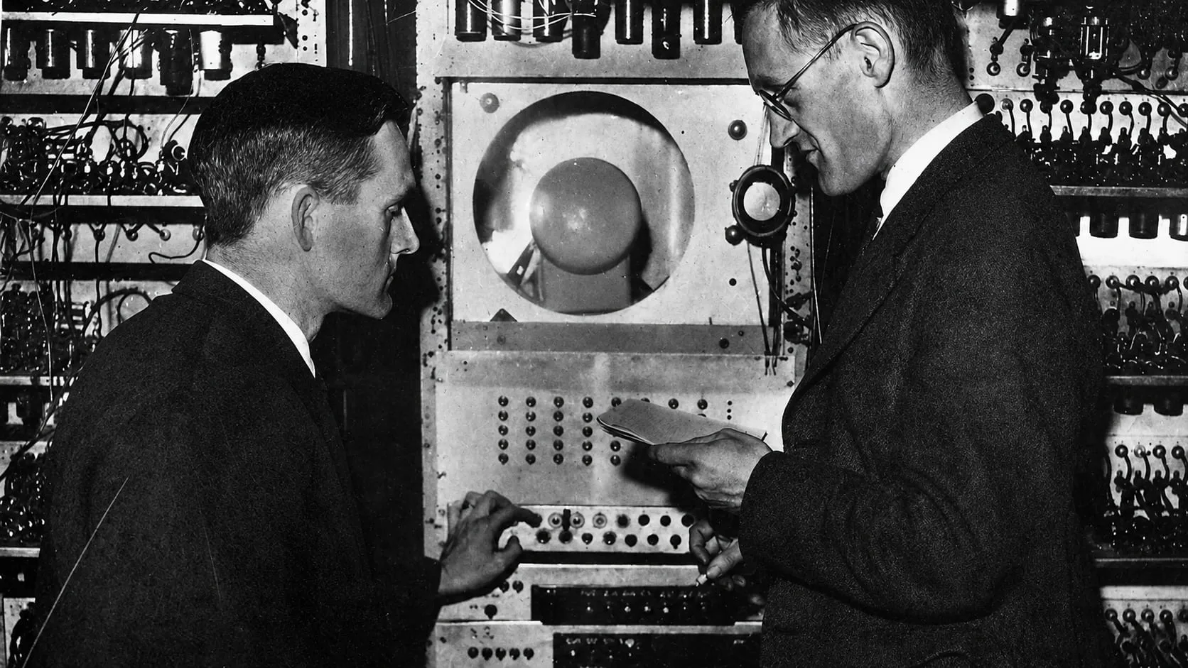 Freddie Williams y Tom Kilburn inventaron la primera computadora con programa almacenado del mundo en la Universidad de Manchester.