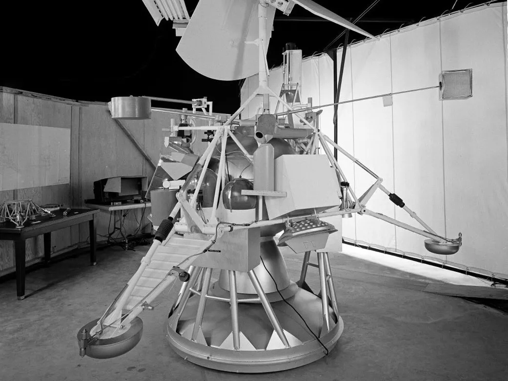 Modelo de la sonda Surveyor de la NASA, la primera nave estadounidense en realizar un alunizaje en nuestro satélite natural.