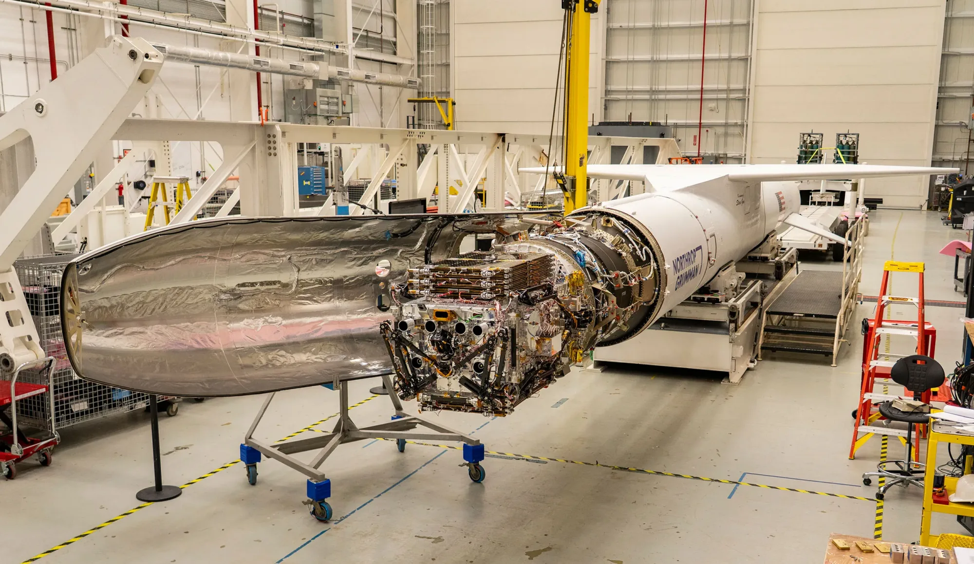El satélite robótico LINK de Katalyst Space en las instalaciones de vuelo Wallops de la NASA en Virginia. LINK intentará impulsar orbitalmente el Observatorio Swift Neil Gehrels de la NASA.