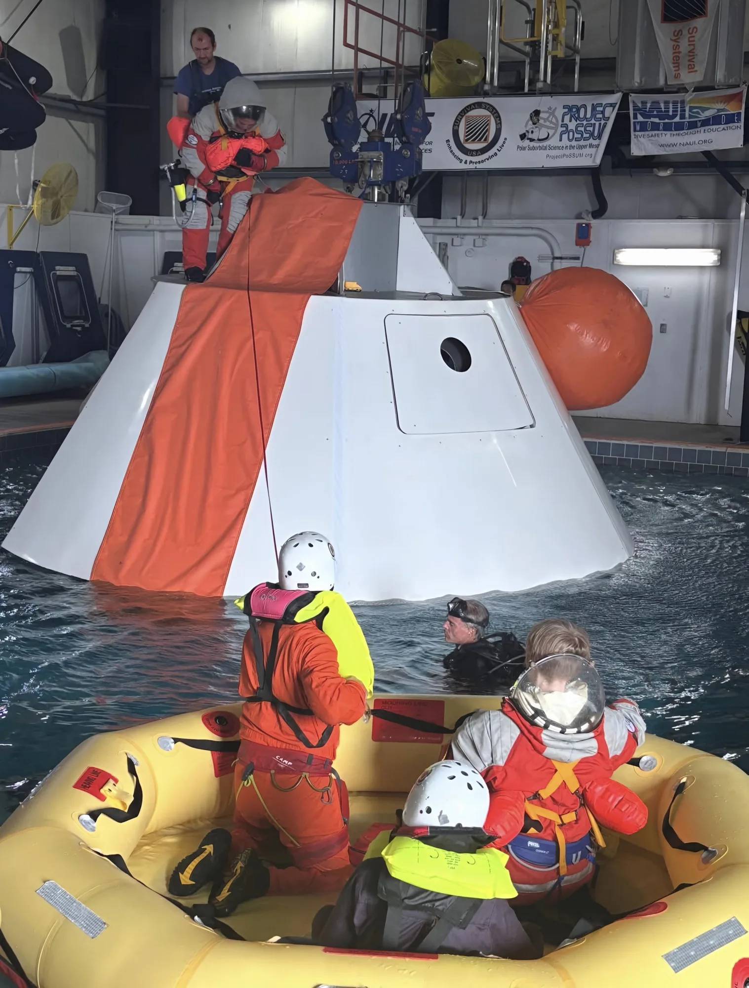 La candidata argentina a astronauta Noel de Castro compartió imágenes de su entrenamiento espacial durante un ensayo de egreso de emergencia de una cápsula Orion.