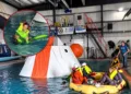 La futura astronauta argentina Noel de Castro compartió su entrenamiento: ensayó una secuencia de egreso de emergencia de la cápsula Orion.