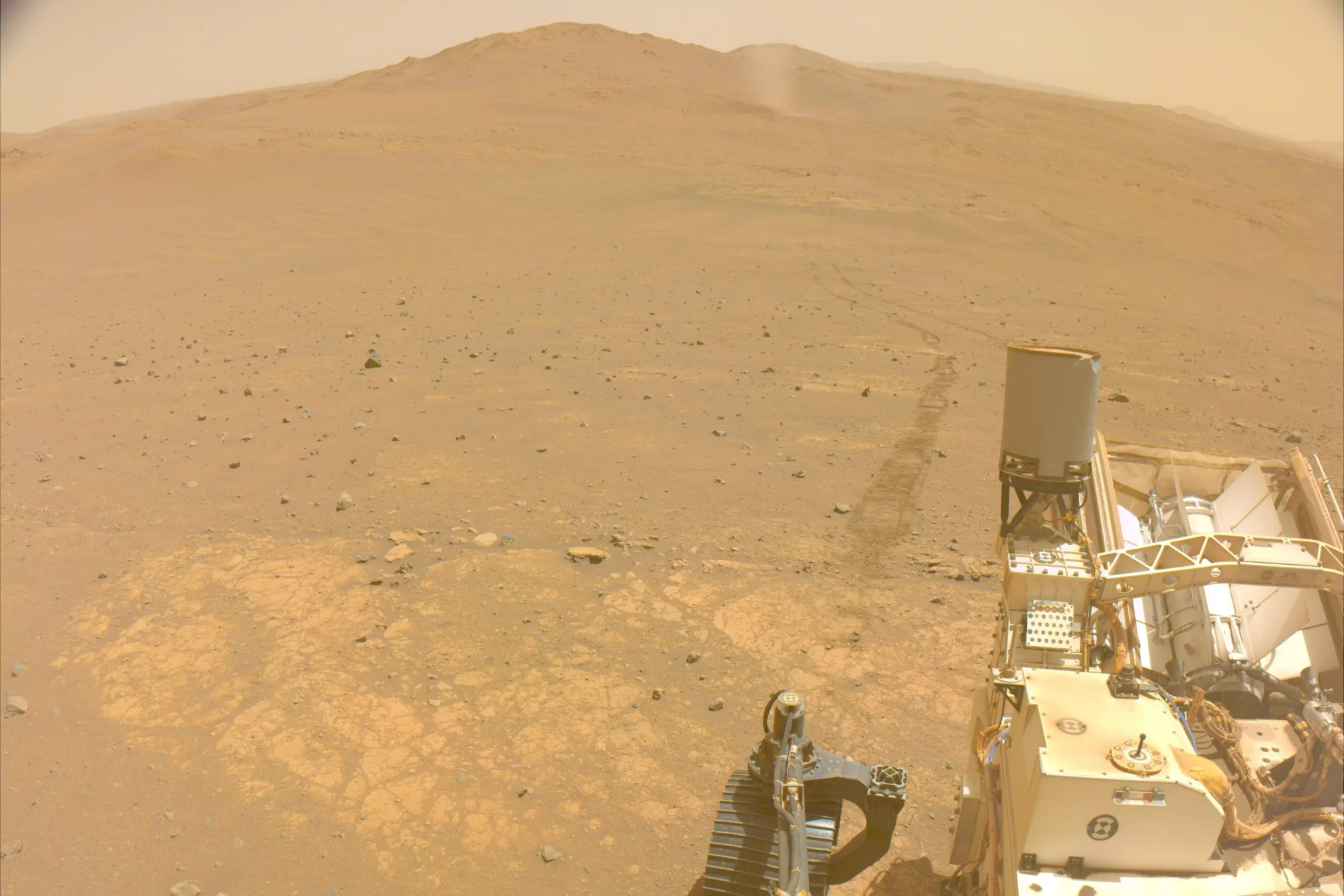 El rover Perseverante tomó esta imagen con su Navcam orientada hacia atrás después de completar un reciente desplazamiento, mientras exploraba el borde del cráter Jezero.