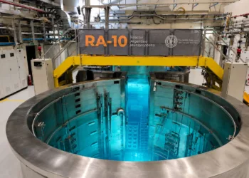Este miércoles 17 de junio, la instalación recibió 6 toneladas de agua pesada grado reactor, que serán utilizadas en el tanque reflector.