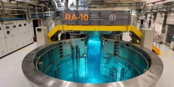 Este miércoles 17 de junio, la instalación recibió 6 toneladas de agua pesada grado reactor, que serán utilizadas en el tanque reflector.