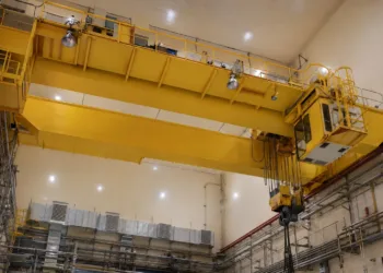 El reactor nuclear argentino RA-10 activa sus puentes grúa y avanza hacia su puesta en marcha.