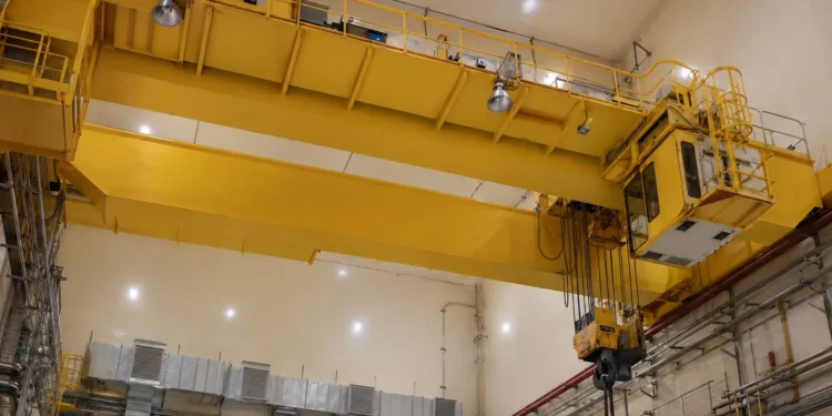 El reactor nuclear argentino RA-10 activa sus puentes grúa y avanza hacia su puesta en marcha.