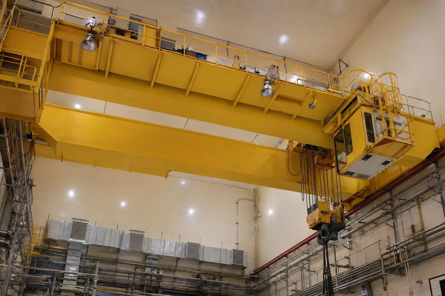 El reactor nuclear argentino RA-10 activa sus puentes grúa y avanza hacia su puesta en marcha.