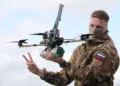 imagen ilustrativa personal de las fuerzas armadas de Rusia con un dron . Crédito: redes sociales