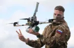 imagen ilustrativa personal de las fuerzas armadas de Rusia con un dron . Crédito: redes sociales
