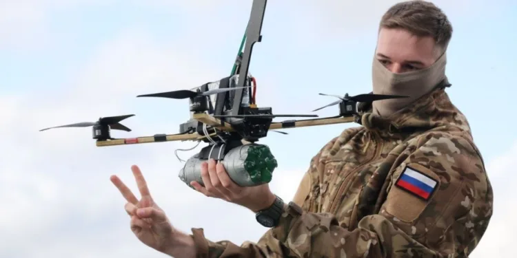 imagen ilustrativa personal de las fuerzas armadas de Rusia con un dron . Crédito: redes sociales