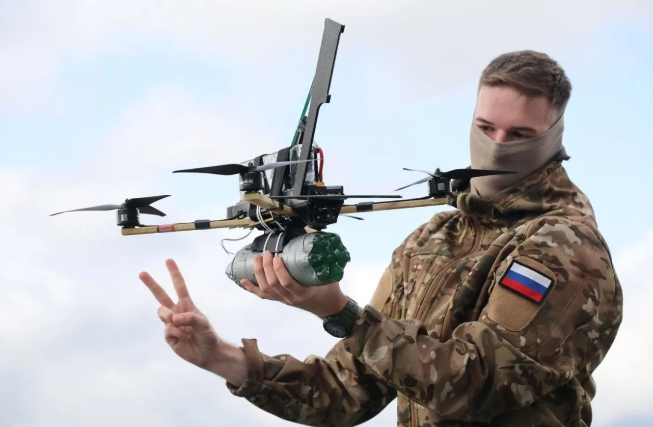 imagen ilustrativa personal de las fuerzas armadas de Rusia con un dron . Crédito: redes sociales