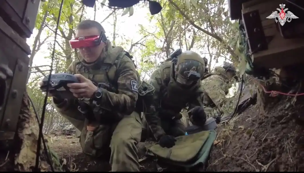 Tripulaciones de drones FPV rusos en la línea del frente cerca de Zaporiyia.