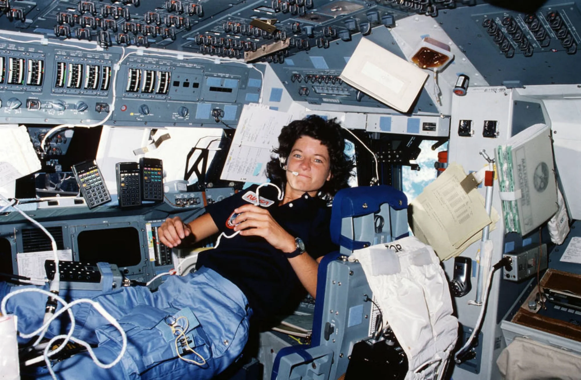 Imagen de Sally Ride durante una prueba de la misión ST7 de la NASA.