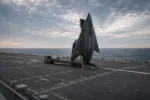 Shield AI está desarrollando X-BAT, un avión de combate no tripulado y propulsado a reacción que busca combinar autonomía avanzada, despegue vertical y capacidades de largo alcance.