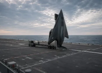 Shield AI está desarrollando X-BAT, un avión de combate no tripulado y propulsado a reacción que busca combinar autonomía avanzada, despegue vertical y capacidades de largo alcance.
