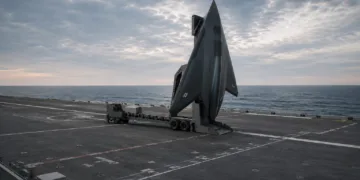 Shield AI está desarrollando X-BAT, un avión de combate no tripulado y propulsado a reacción que busca combinar autonomía avanzada, despegue vertical y capacidades de largo alcance.