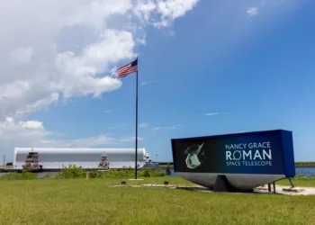 El telescopio espacial Roman de la NASA llegó a Florida para su preparación final antes del lanzamiento.