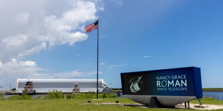 El telescopio espacial Roman de la NASA llegó a Florida para su preparación final antes del lanzamiento.