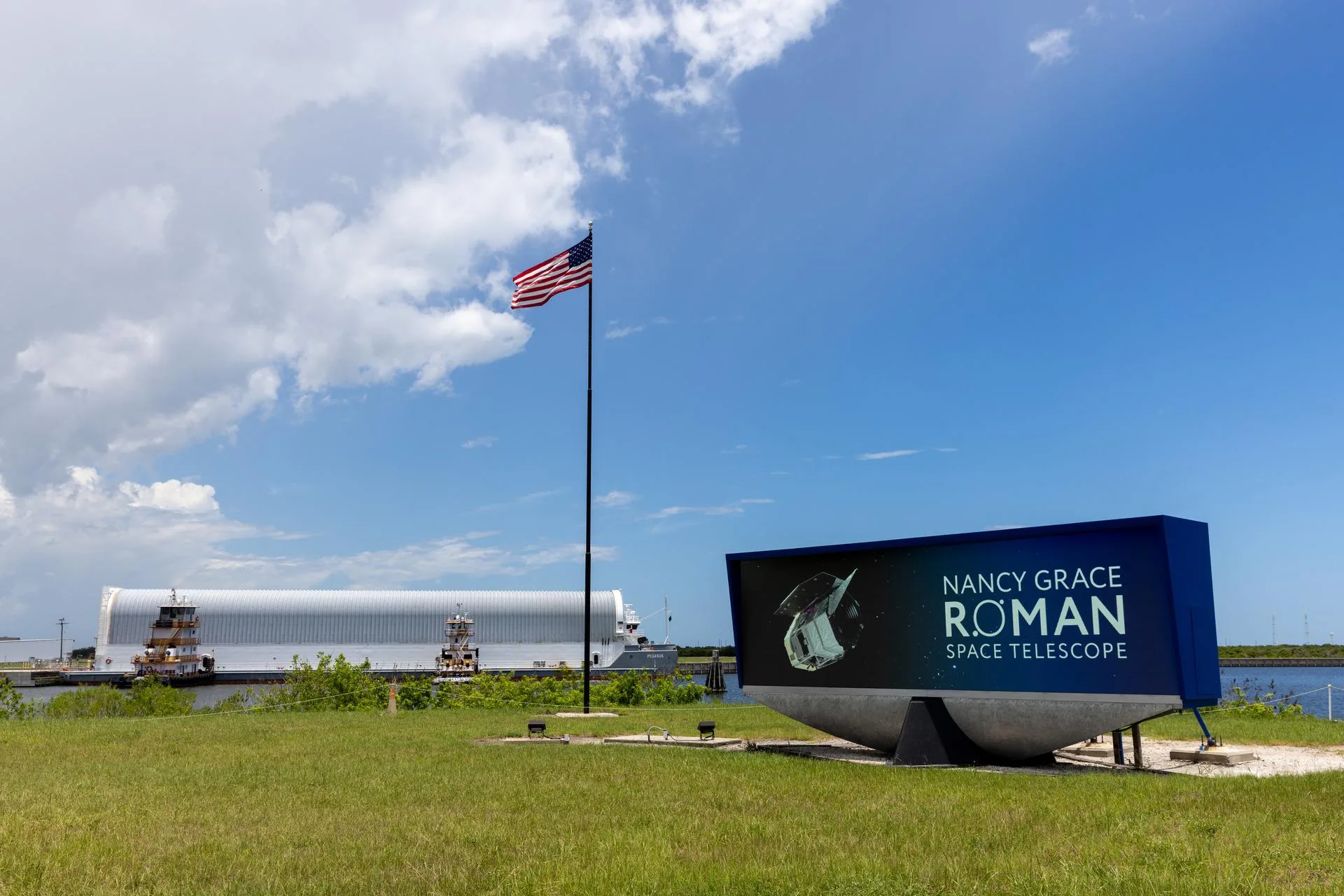 El telescopio espacial Roman de la NASA llegó a Florida para su preparación final antes del lanzamiento.