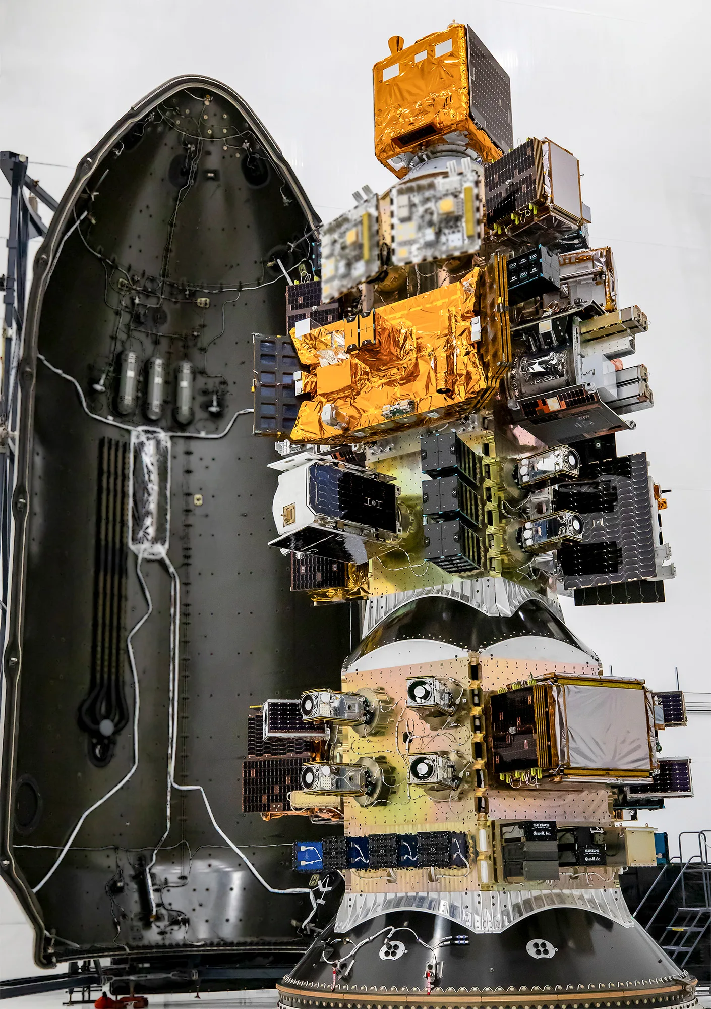 Carga útil de la misión Transporter-16 de SpaceX integrada en la cofia del lanzador Falcon 9.
