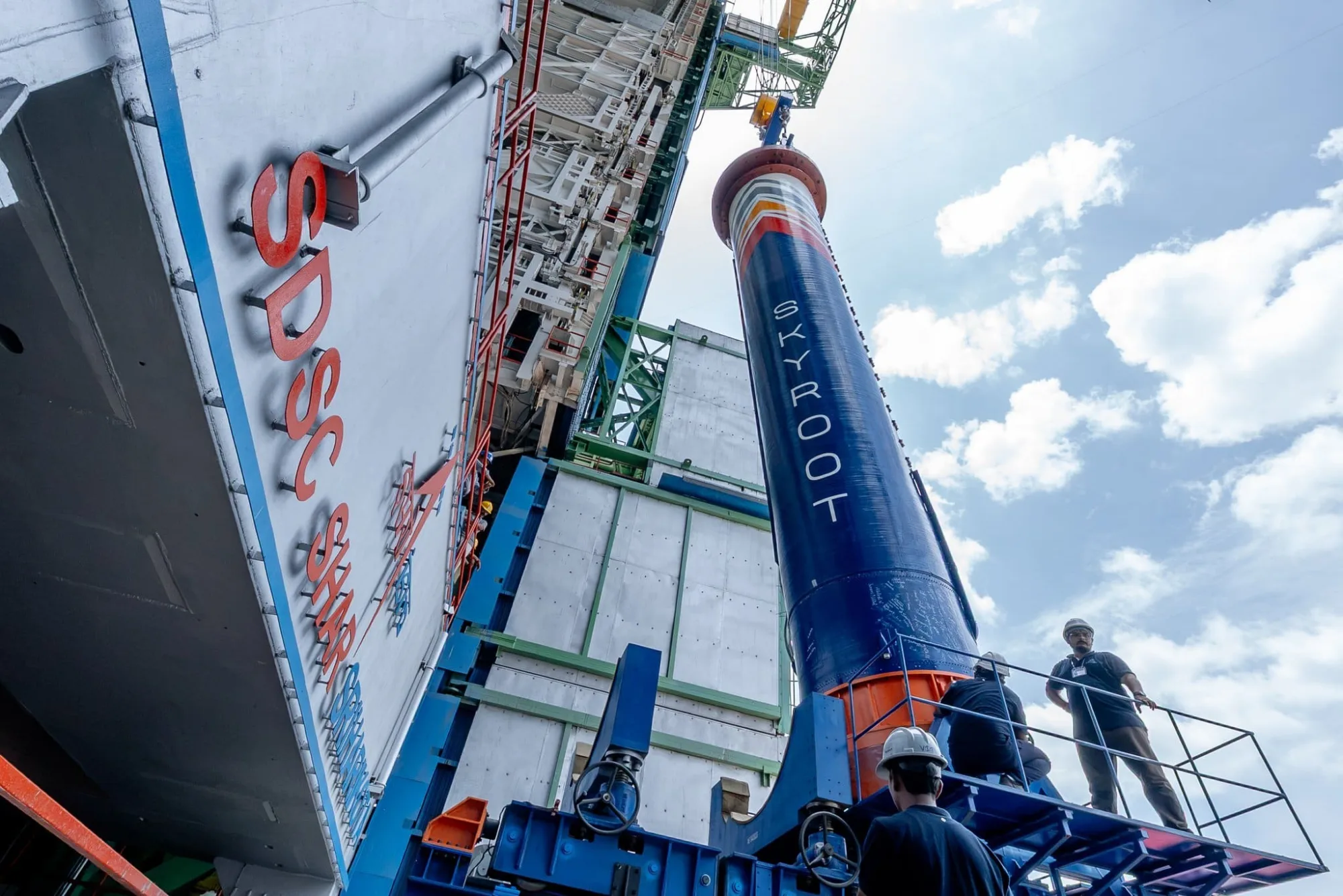 La empresa Skyroot Aerospace está apilando el cohete Vikram-1 en la plataforma de lanzamiento y avanza hacia el primer vuelo privado de la India.
