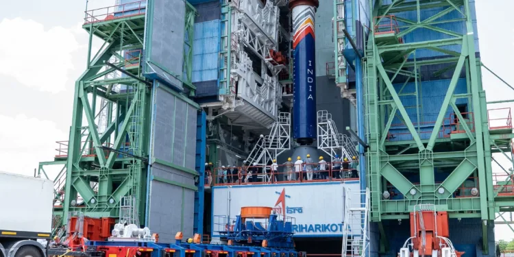 La empresa Skyroot Aerospace está apilando el cohete Vikram-1 en la plataforma de lanzamiento y avanza hacia el primer vuelo privado de la India.