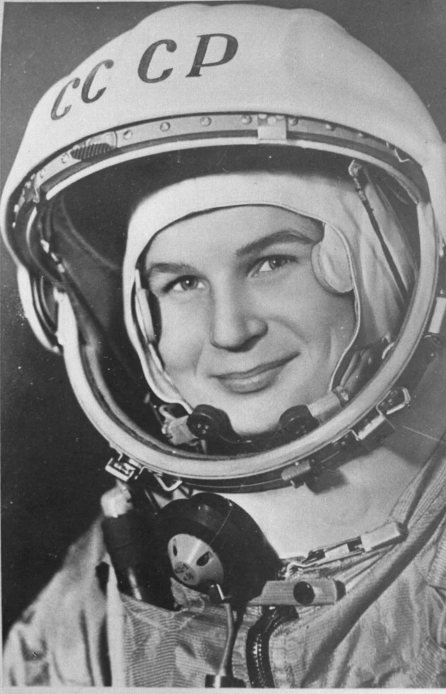 La cosmonauta soviética Valentina Tereshkova, nacida en 1937, fue la primera mujer en viajar al espacio pilotando la cápsula Vostok 6.