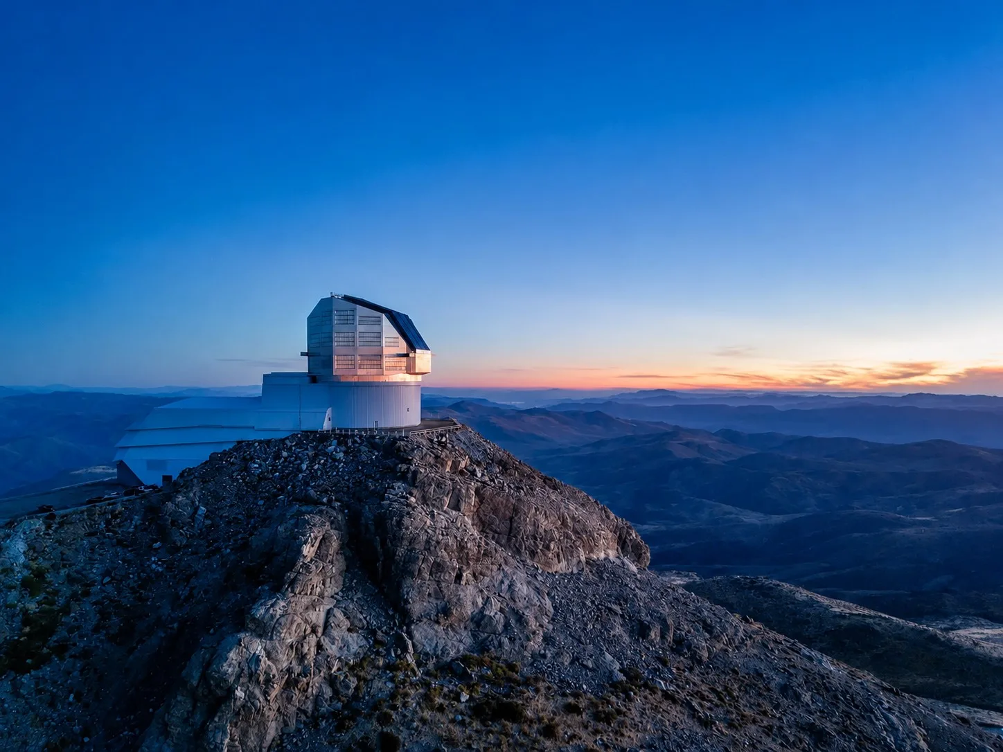 Ubicado en Cerro Pachón, Chile, el Observatorio Vera C. Rubin llevará a cabo el Legacy Survey of Space and Time, un relevamiento de diez años que observará el cielo austral una y otra vez con una profundidad y una velocidad sin precedentes.