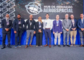 Representantes de las instituciones en la firma del Memorando de Entendimiento. Crédito: AEB. aeroespacial Brasil