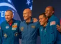 La tripulación de la próxima misión Artemis 3 de la NASA (de izquierda a derecha): Randy Bresnik de la NASA, Luca Parmitano de la Agencia Espacial Europea, y los astronautas de la NASA Frank Rubio y Andre Douglas. Artemis III debate