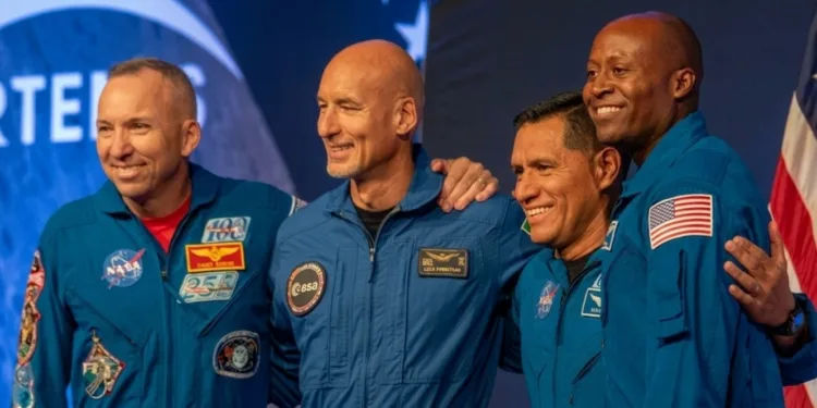 La tripulación de la próxima misión Artemis 3 de la NASA (de izquierda a derecha): Randy Bresnik de la NASA, Luca Parmitano de la Agencia Espacial Europea, y los astronautas de la NASA Frank Rubio y Andre Douglas. Artemis III debate
