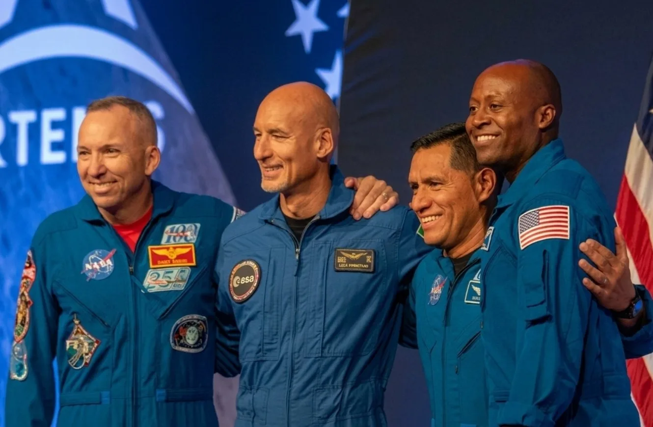 La tripulación de la próxima misión Artemis 3 de la NASA (de izquierda a derecha): Randy Bresnik de la NASA, Luca Parmitano de la Agencia Espacial Europea, y los astronautas de la NASA Frank Rubio y Andre Douglas. Artemis III debate
